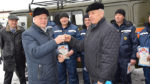С.П.-Панов-вручает-ключи-от-автомобиля-УАЗ